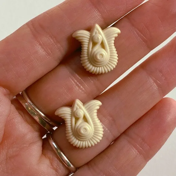 Vintage White Lucite Gracious Tulip Post Earrings - Picture 4 of 5